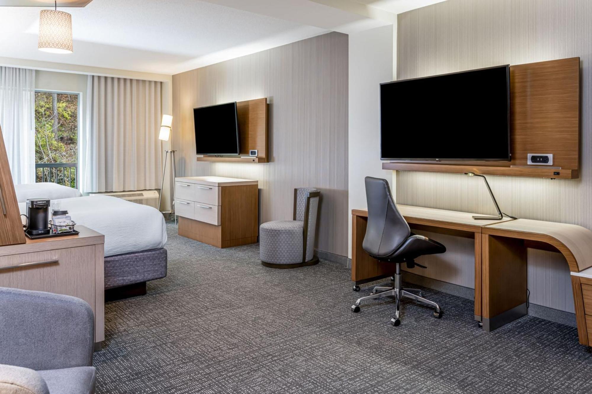 Courtyard Biltmore Village Hotel 3*